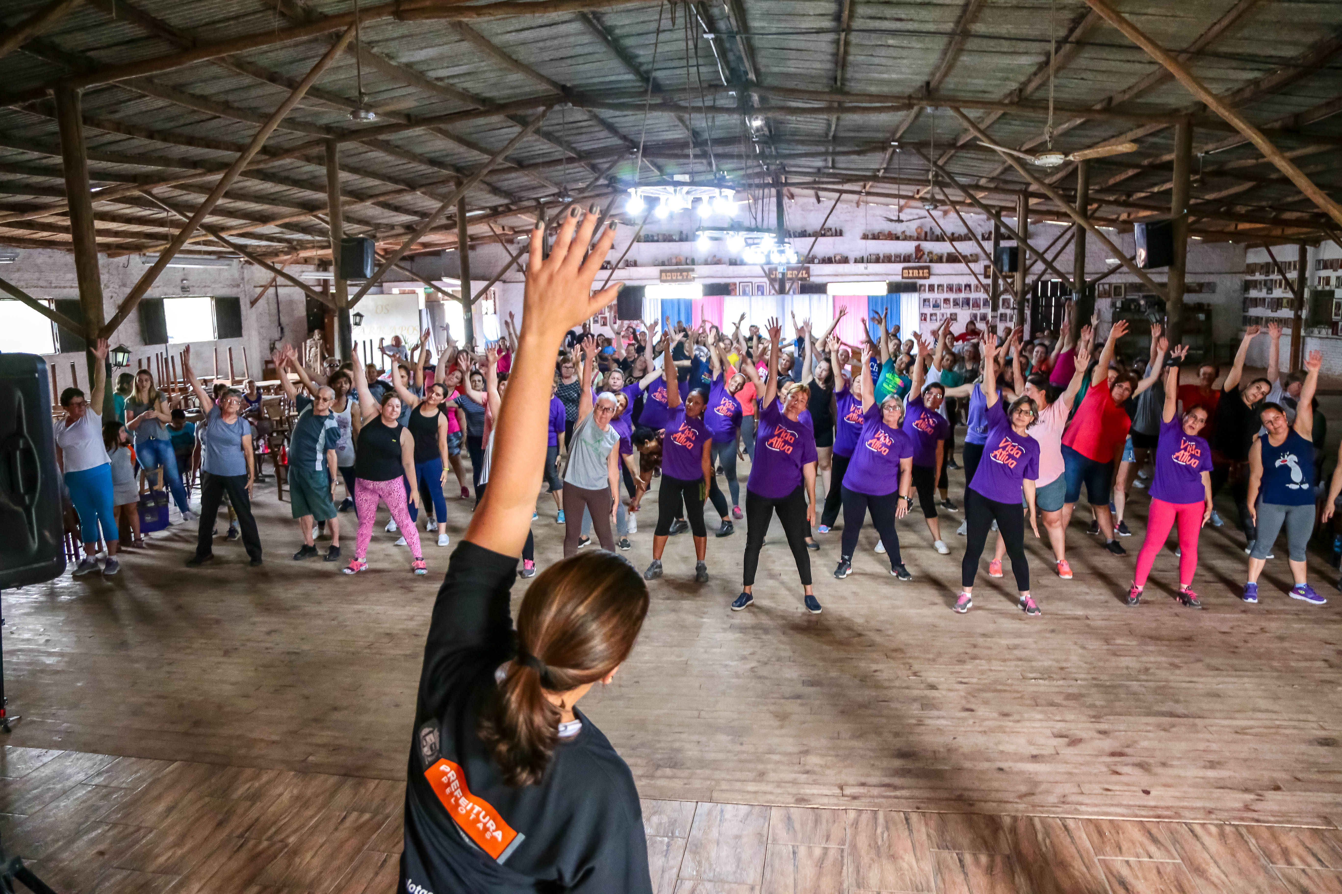 São oferecidas oficinas de diversas modalidades, como futsal, basquete, voleibol, dança e ginástica. Atualmente, são 36 núcleos do projeto que atendem todo o município