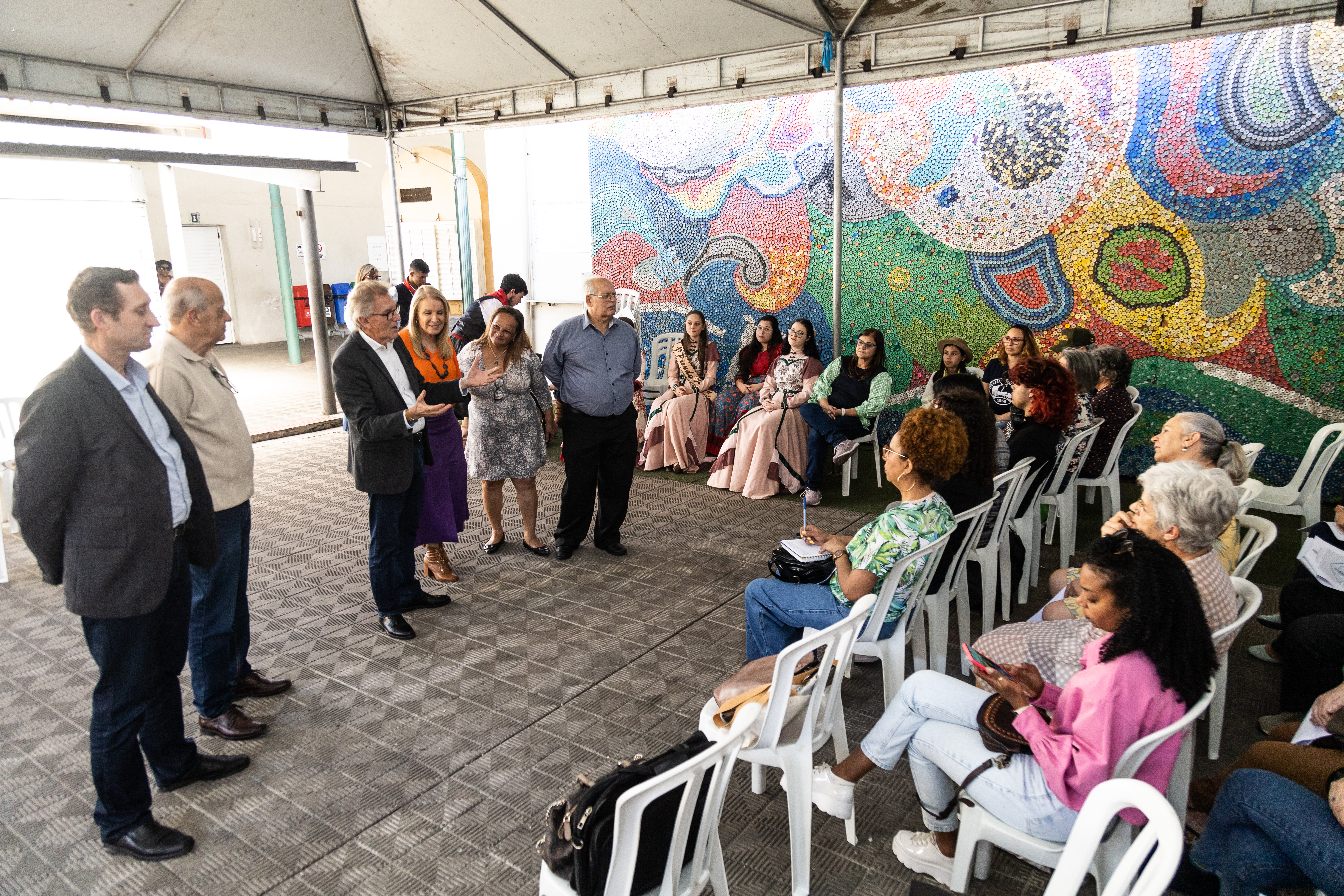 Evento faz parte da Semana do Idoso e trouxe apresentações artísticas de grupos de diversas idades