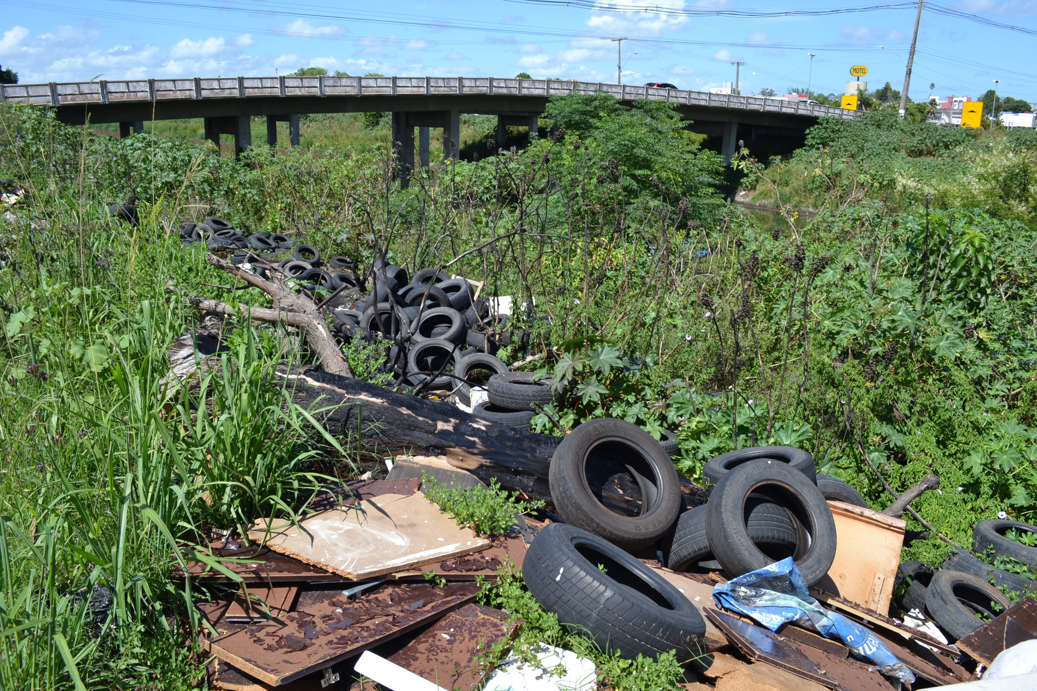 Equipes do Sanep encontraram os materiais durante a limpeza periódica que a autarquia realiza no local