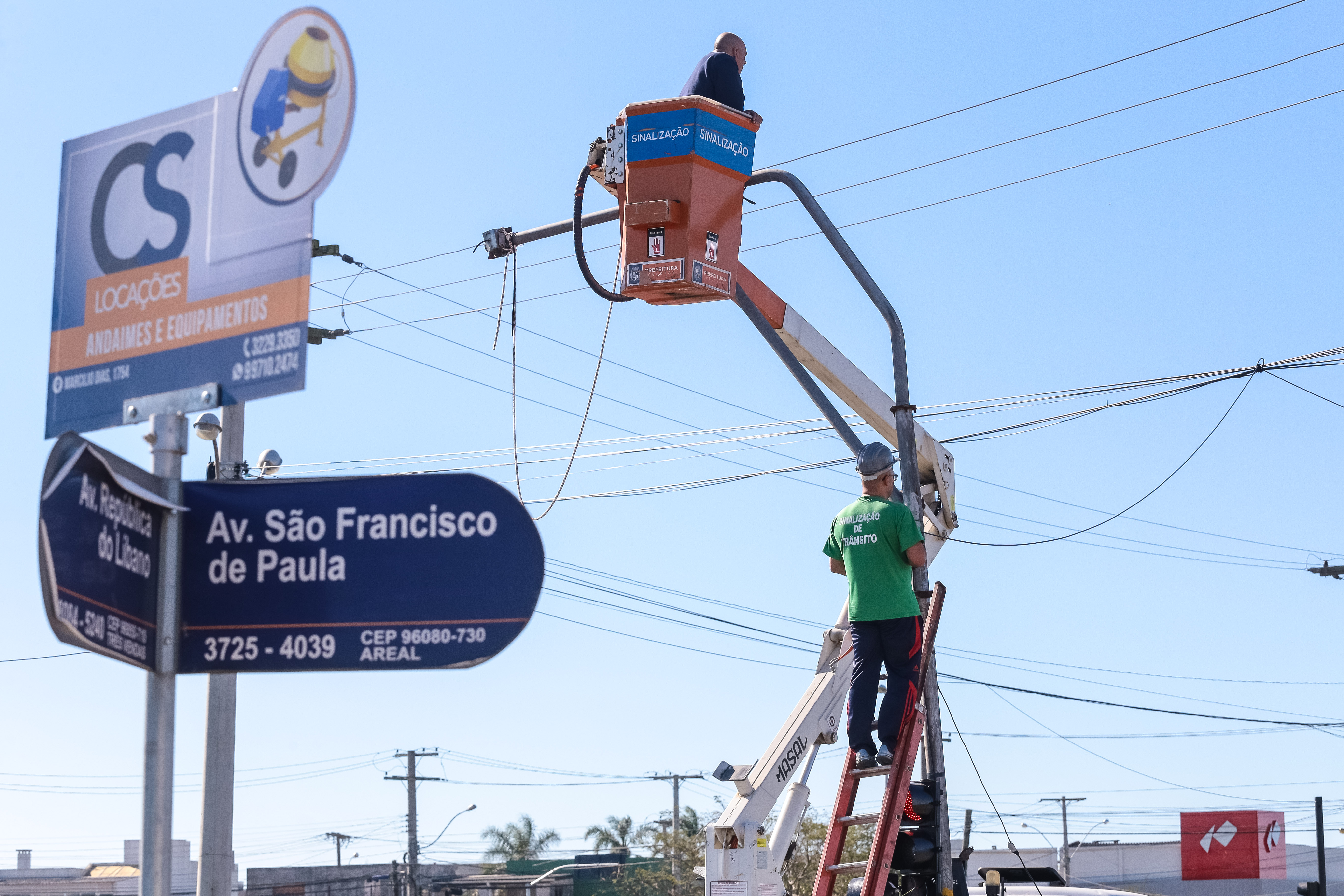 No entroncamento das avenidas República do Líbano e São Francisco de Paula, equipamentos funcionam em três tempos, de acordo com o horário do dia